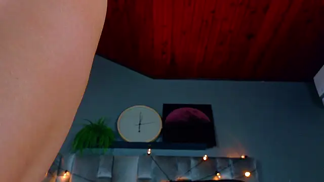 ParisFox  online show from March 2, 2026, 8:38 pm