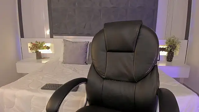 SaraGomez1 online show from February 27, 2026, 1:44 pm