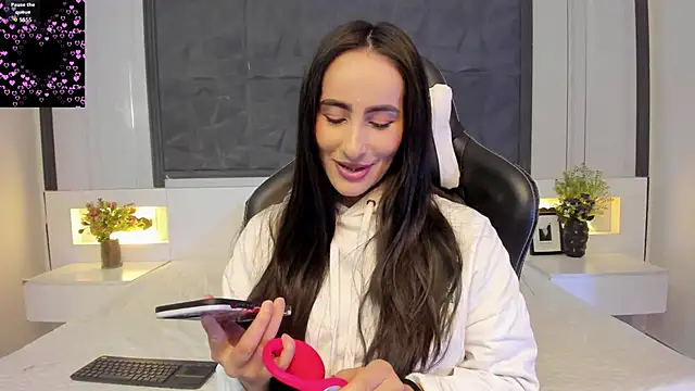 Snapshot of SaraGomez1 chatting on December 21, 2025, 12:40 pm SaraGomez1 online show from December 21, 2025, 12:40 pm