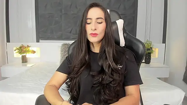 Snapshot of SaraGomez1 chatting on October 8, 2025, 12:39 pm SaraGomez1 online show from October 8, 2025, 12:39 pm