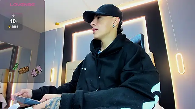 Snapshot of Lobo_17_ chatting on February 1, 2026, 3:49 am Lobo 17 online show from February 1, 2026, 3:49 am