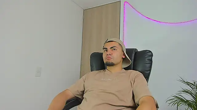 Snapshot of kalivan_voinesscu chatting on February 3, 2026, 5:38 am kalivan voinesscu online show from February 3, 2026, 5:38 am