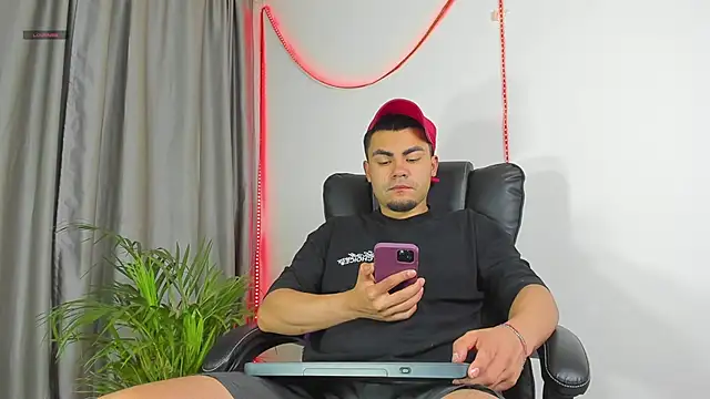 Snapshot of kalivan_voinesscu chatting on December 1, 2025, 8:04 am kalivan voinesscu online show from December 1, 2025, 8:04 am