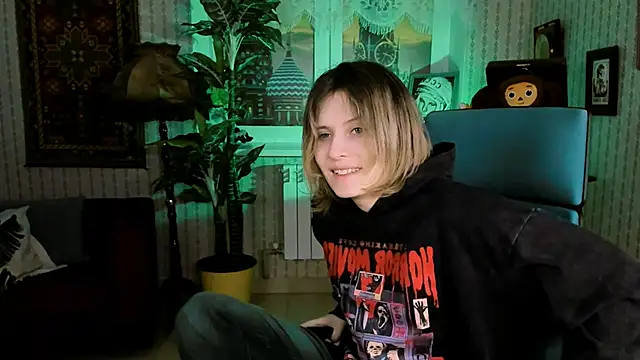 Snapshot of LolaAsmus chatting on February 19, 2025, 5:05 am LolaAsmus online show from February 19, 2025, 5:05 am