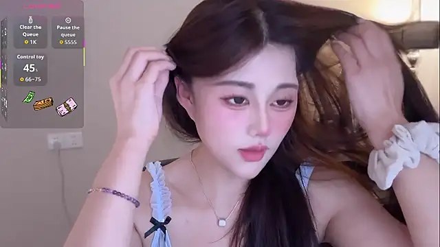 Strawberrybabyy1 online show from November 9, 2025, 2:43 pm