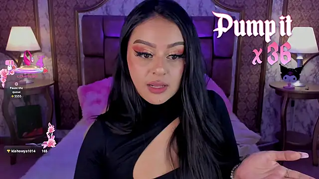 Snapshot of SoffiQueen chatting on October 7, 2025, 8:10 pm SoffiQueen online show from October 7, 2025, 8:10 pm