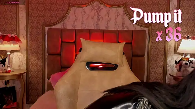 Snapshot of SoffiQueen chatting on November 8, 2025, 3:37 pm SoffiQueen online show from November 8, 2025, 3:37 pm