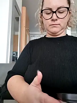queenpeachi online show from December 30, 2024, 8:32 am