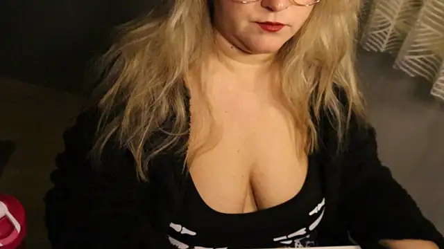 queenpeachi online show from December 2, 2024, 6:26 am
