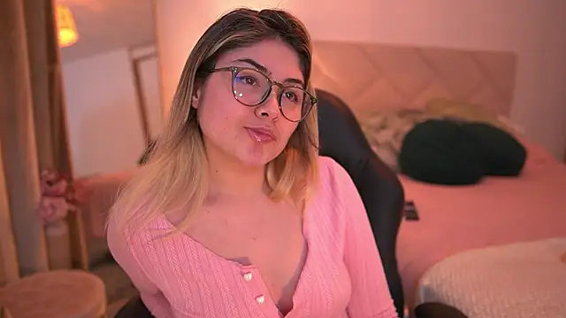 Snapshot of Lau_Bee chatting on October 18, 2025, 12:56 am Lau Bee online show from October 18, 2025, 12:56 am