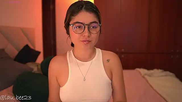Snapshot of Lau_Bee chatting on July 4, 2026, 6:12 pm Lau Bee online show from July 4, 2026, 6:12 pm