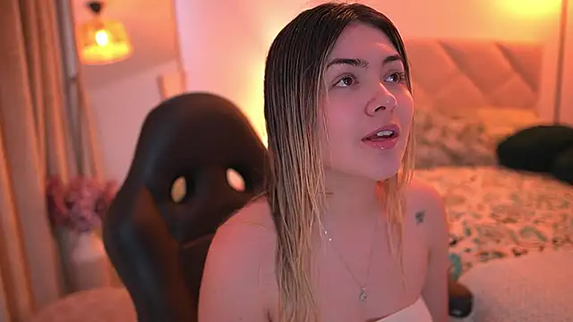 Snapshot of Lau_Bee chatting on November 25, 2025, 5:35 pm Lau Bee online show from November 25, 2025, 5:35 pm