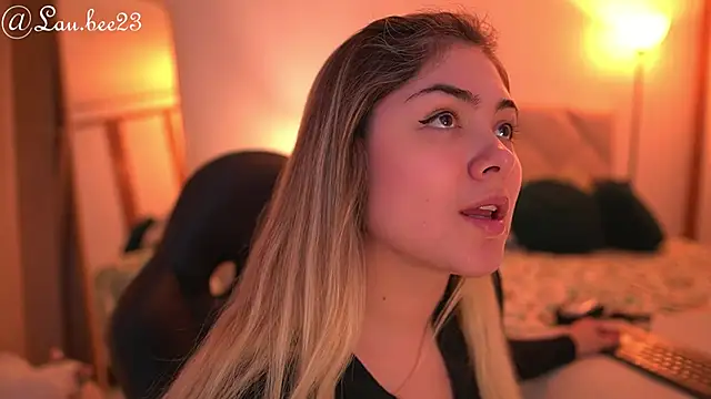 Snapshot of Lau_Bee chatting on October 7, 2025, 6:20 pm Lau Bee online show from October 7, 2025, 6:20 pm