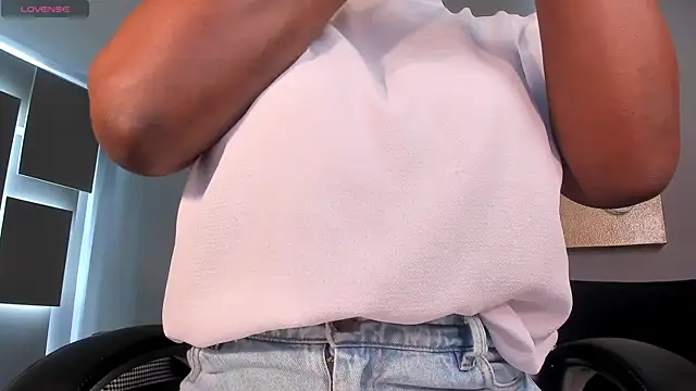 SavannahStorm online show from November 6, 2025, 1:04 pm