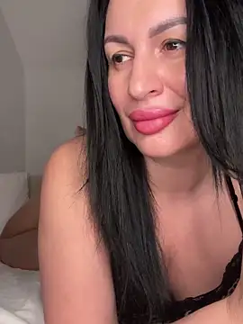 Snapshot of Helena7077 chatting on February 12, 2026, 11:37 pm Helena7077 online show from February 12, 2026, 11:37 pm