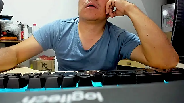 Snapshot of Jhonatan_Morales_S chatting on October 16, 2025, 4:43 am Jhonatan Morales S online show from October 16, 2025, 4:43 am