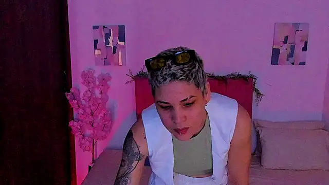 Snapshot of Charlee_pink chatting on October 24, 2025, 5:34 pm Charlee pink online show from October 24, 2025, 5:34 pm