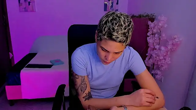 Snapshot of Charlee_pink chatting on November 10, 2025, 8:47 pm Charlee pink online show from November 10, 2025, 8:47 pm