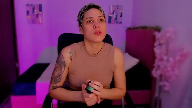 Snapshot of Charlee_pink chatting on November 11, 2025, 5:19 pm Charlee pink online show from November 11, 2025, 5:19 pm