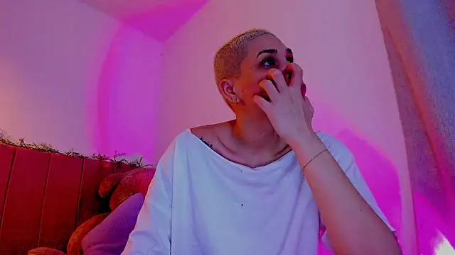 Snapshot of Charlee_pink chatting on April 20, 2026, 4:37 am Charlee pink online show from April 20, 2026, 4:37 am