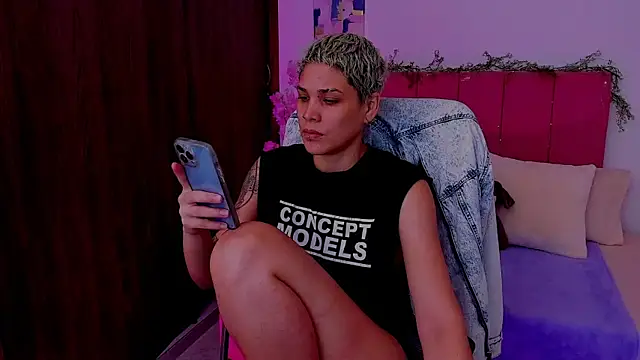 Snapshot of Charlee_pink chatting on October 17, 2025, 7:15 pm Charlee pink online show from October 17, 2025, 7:15 pm