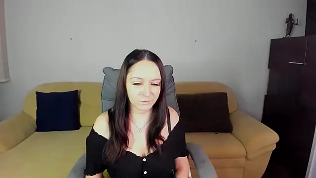 AngellLika online show from December 4, 2025, 1:32 pm