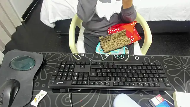 Abrillee1 online show from March 1, 2025, 7:26 pm