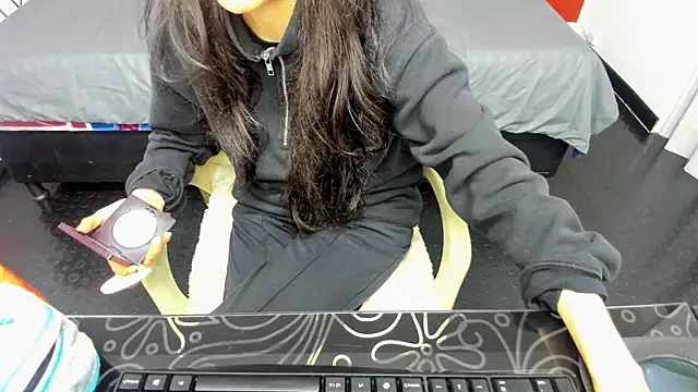 Abrillee1 online show from February 10, 2025, 7:38 pm