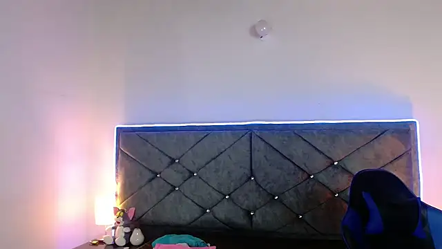 Julietacollins06 online show from November 10, 2025, 1:05 pm