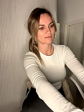 Snapshot of Milla__one chatting on November 13, 2025, 4:44 pm Milla one online show from November 13, 2025, 4:44 pm