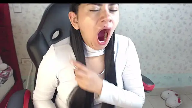 kayla k18 online show from October 29, 2025, 1:15 am