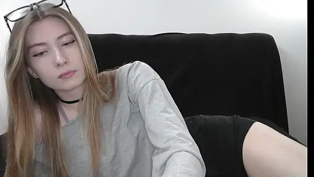 ErikaShyy online show from May 12, 2026, 11:49 am