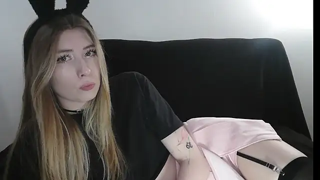 ErikaShyy online show from June 3, 2026, 11:22 am