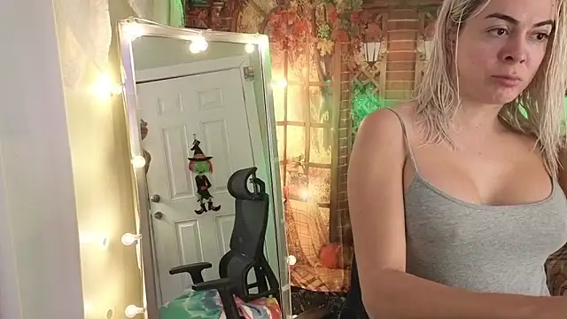 Snapshot of cunty_tranny_lydia chatting on October 14, 2025, 3:51 am cunty tranny lydia online show from October 14, 2025, 3:51 am