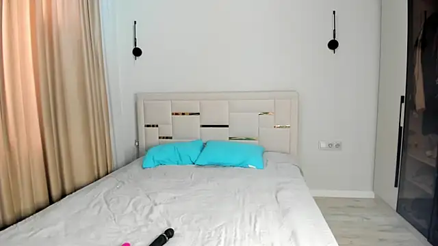 Lola Peach online show from March 24, 2026, 5:29 am