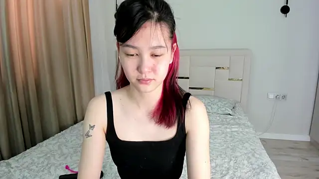 Lola Peach online show from June 2, 2026, 4:12 am
