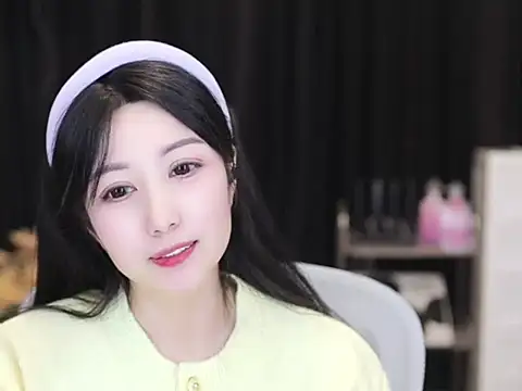 Snapshot of Nuyoah-77 chatting on November 5, 2025, 3:59 pm Nuyoah-77 online show from November 5, 2025, 3:59 pm