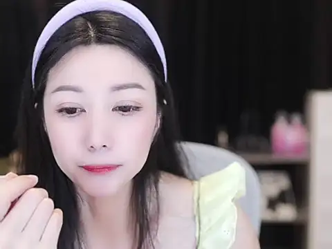 Snapshot of Nuyoah-77 chatting on October 7, 2025, 3:57 pm Nuyoah-77 online show from October 7, 2025, 3:57 pm