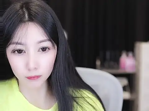 Snapshot of Nuyoah-77 chatting on November 16, 2025, 4:23 pm Nuyoah-77 online show from November 16, 2025, 4:23 pm