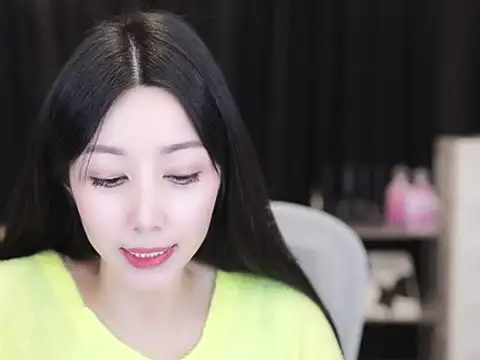 Snapshot of Nuyoah-77 chatting on November 15, 2025, 4:00 pm Nuyoah-77 online show from November 15, 2025, 4:00 pm