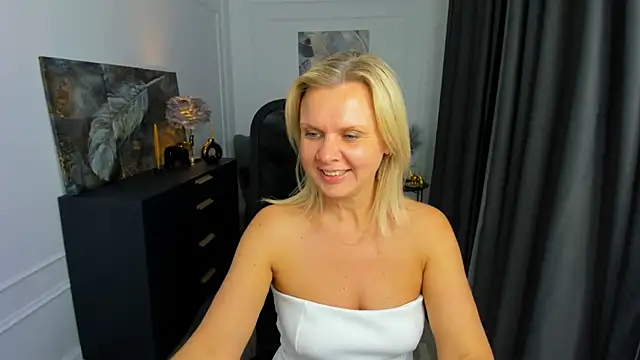 Snapshot of AgathaKlouin chatting on April 18, 2026, 7:07 pm AgathaKlouin online show from April 18, 2026, 7:07 pm
