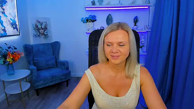 AgathaKlouin online show from November 8, 2025, 7:39 pm