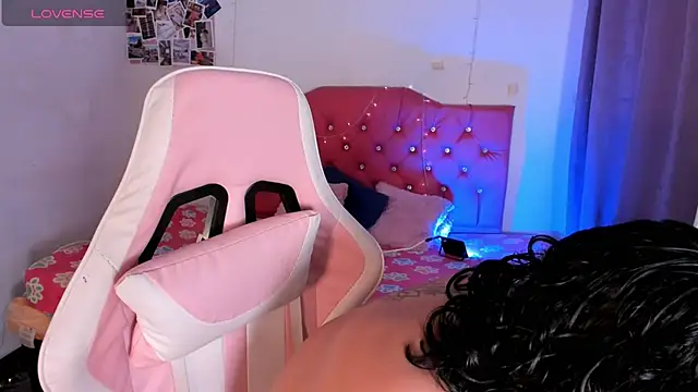 adriannyp 1 online show from September 9, 2025, 2:37 pm