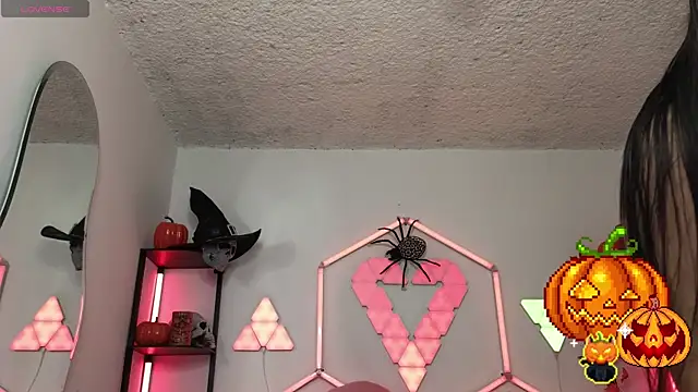 littlevixen18 online show from October 21, 2025, 2:27 pm