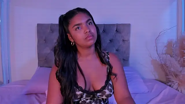 zoe roux21 online show from October 15, 2025, 3:05 am