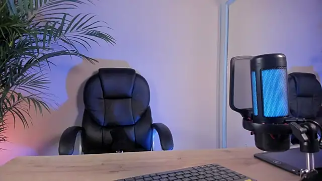 zoe roux21 online show from February 13, 2026, 3:06 am