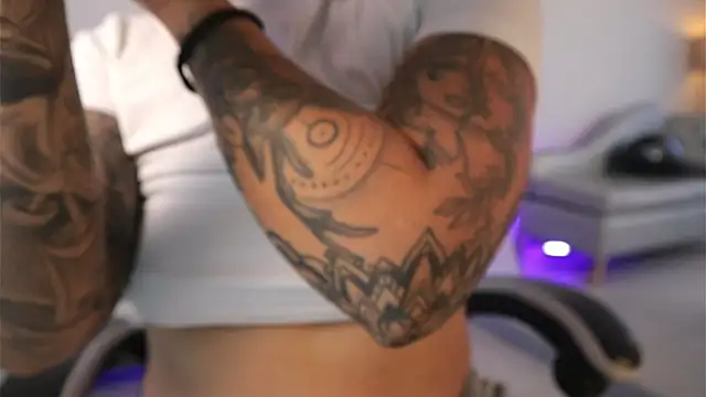 ashleyvalirya online show from April 1, 2026, 7:55 pm