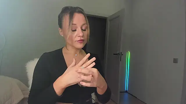 Snapshot of _cometoseeme_ chatting on November 5, 2025, 5:27 pm cometoseeme online show from November 5, 2025, 5:27 pm