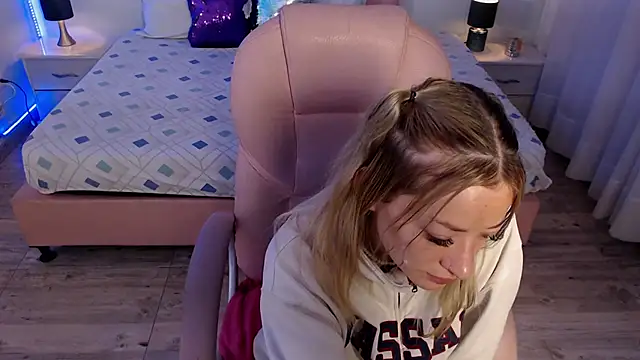 zoe jones13 online show from February 20, 2026, 6:26 am