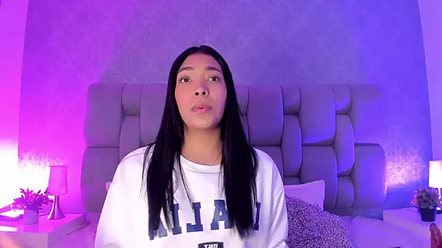 KarolRojas  online show from September 18, 2025, 3:20 am